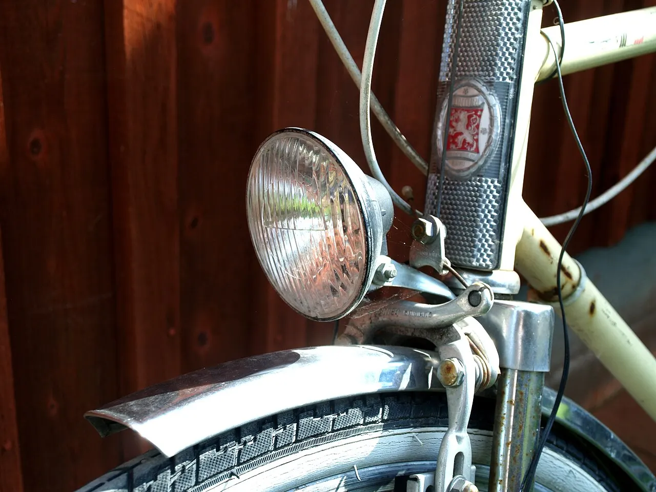 Bicycle front lamp with a reflector below it